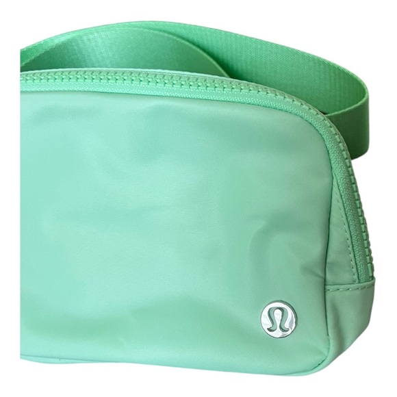 NWT Lululemon Everywhere Belt Bag 1L Citra Lime CTRL - Picture 4 of 4